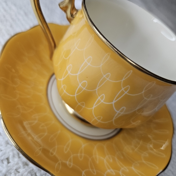 Royal Albert Crown Bone England China Teacup Saucer YELLOW GOLD w/White Swirls - Picture 5 of 16